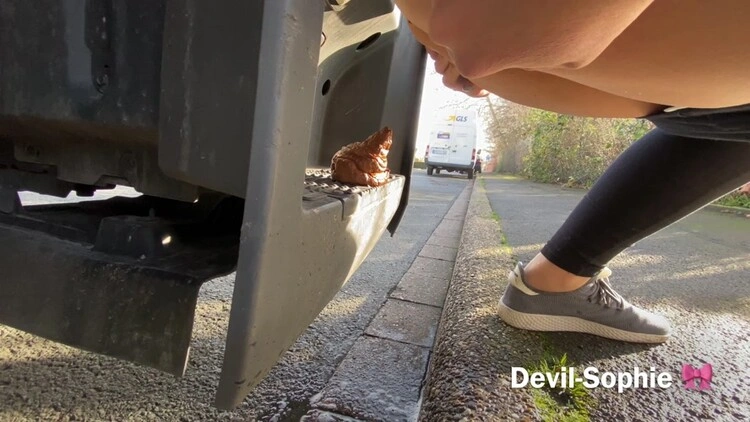 Devil Sophie OMG - how does the shit get onto the truck running board [UltraHD/4K] (2022)
