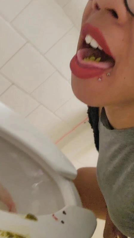 DaddyUni21 UniElla Public bathroom solo play [SD] (2025)